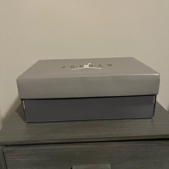 Cool Grey 11’s slightly used and creased. Has box and wrapping. - Picture 6 of 11